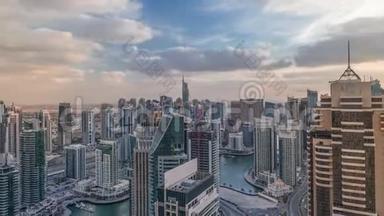 迪拜码头摩天大楼和朱美拉湖塔从阿联酋的最<strong>高空</strong>中时间推移。
